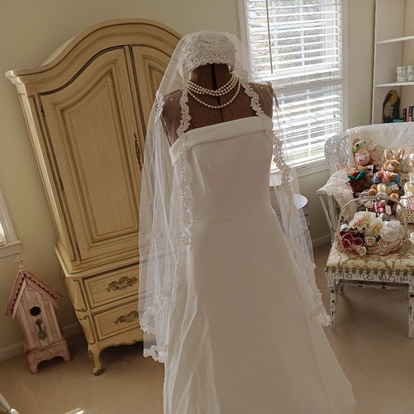 2005 TIMELESS A- LINE WEDDING GOWN! EUC!❤️ - Picture 10 of 16